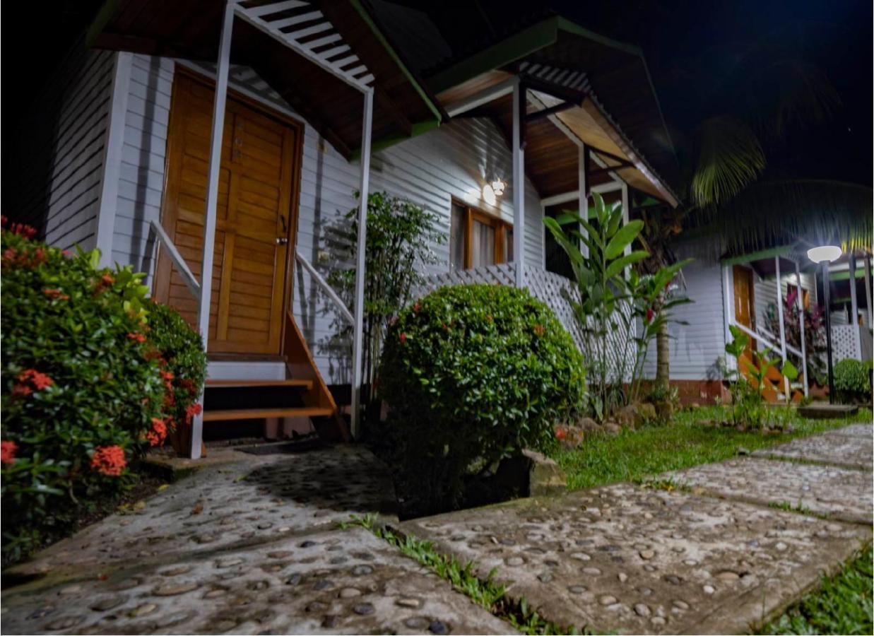 Los Gavilanes Hotel Пукалпа Екстериор снимка