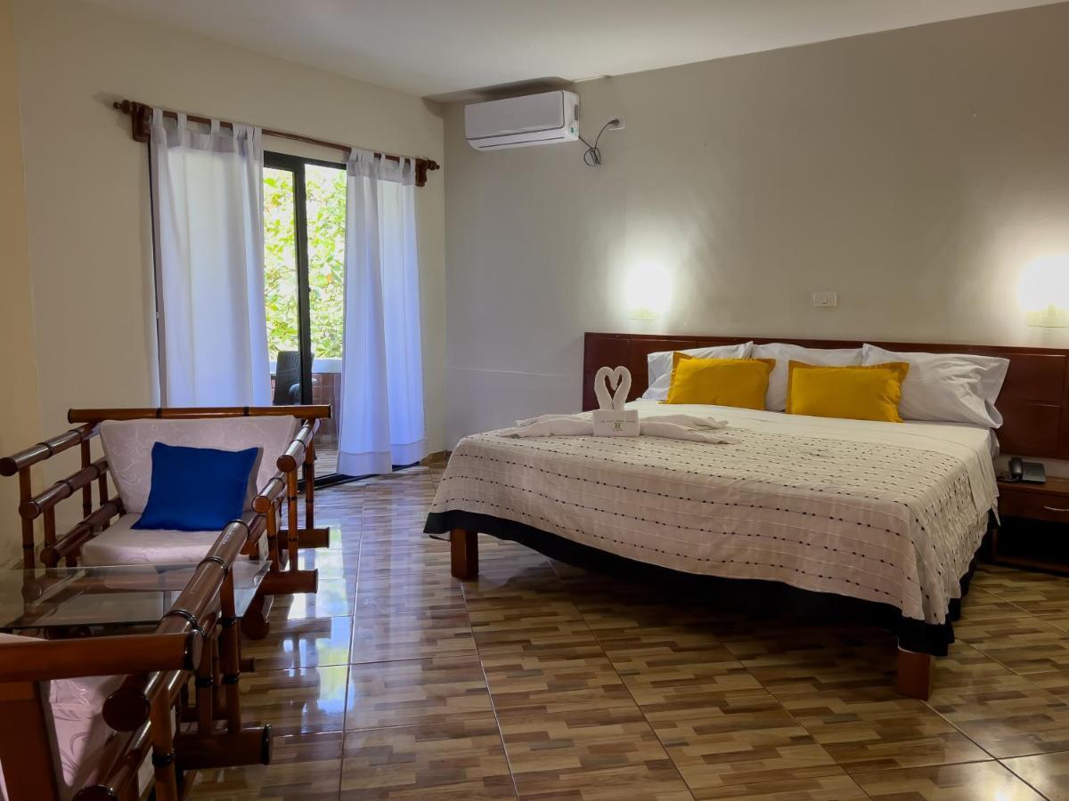 Los Gavilanes Hotel Пукалпа Екстериор снимка
