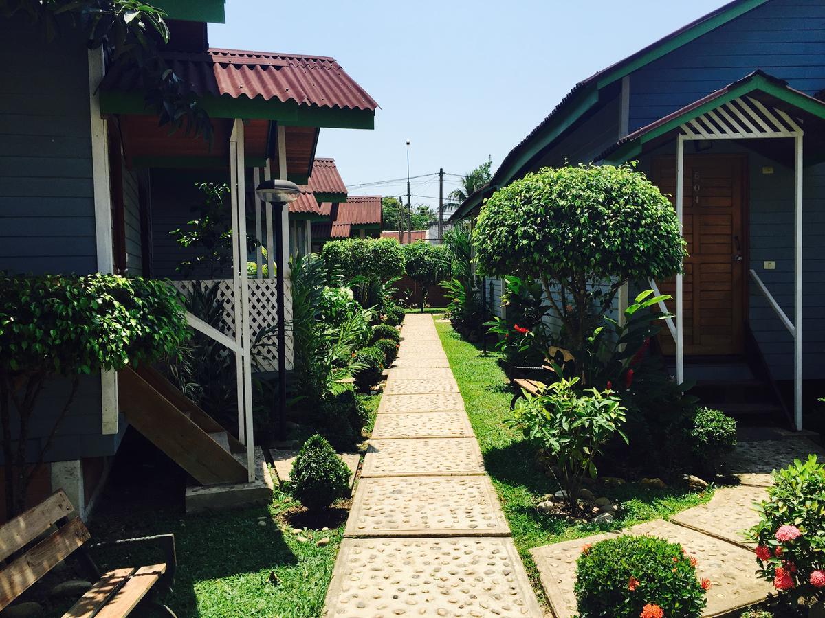 Los Gavilanes Hotel Пукалпа Екстериор снимка