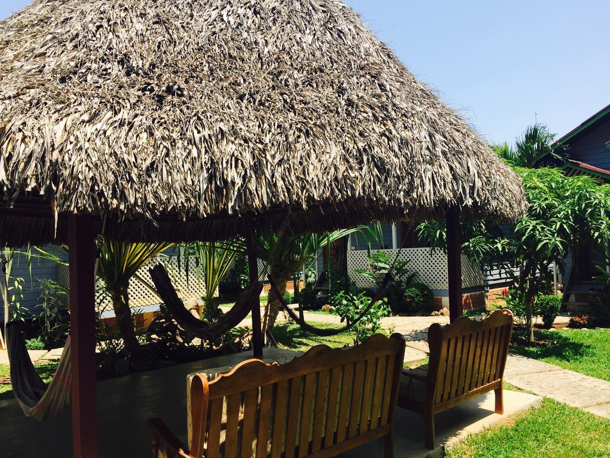 Los Gavilanes Hotel Пукалпа Екстериор снимка